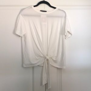 Short sleeve white t!! Knot front detail
